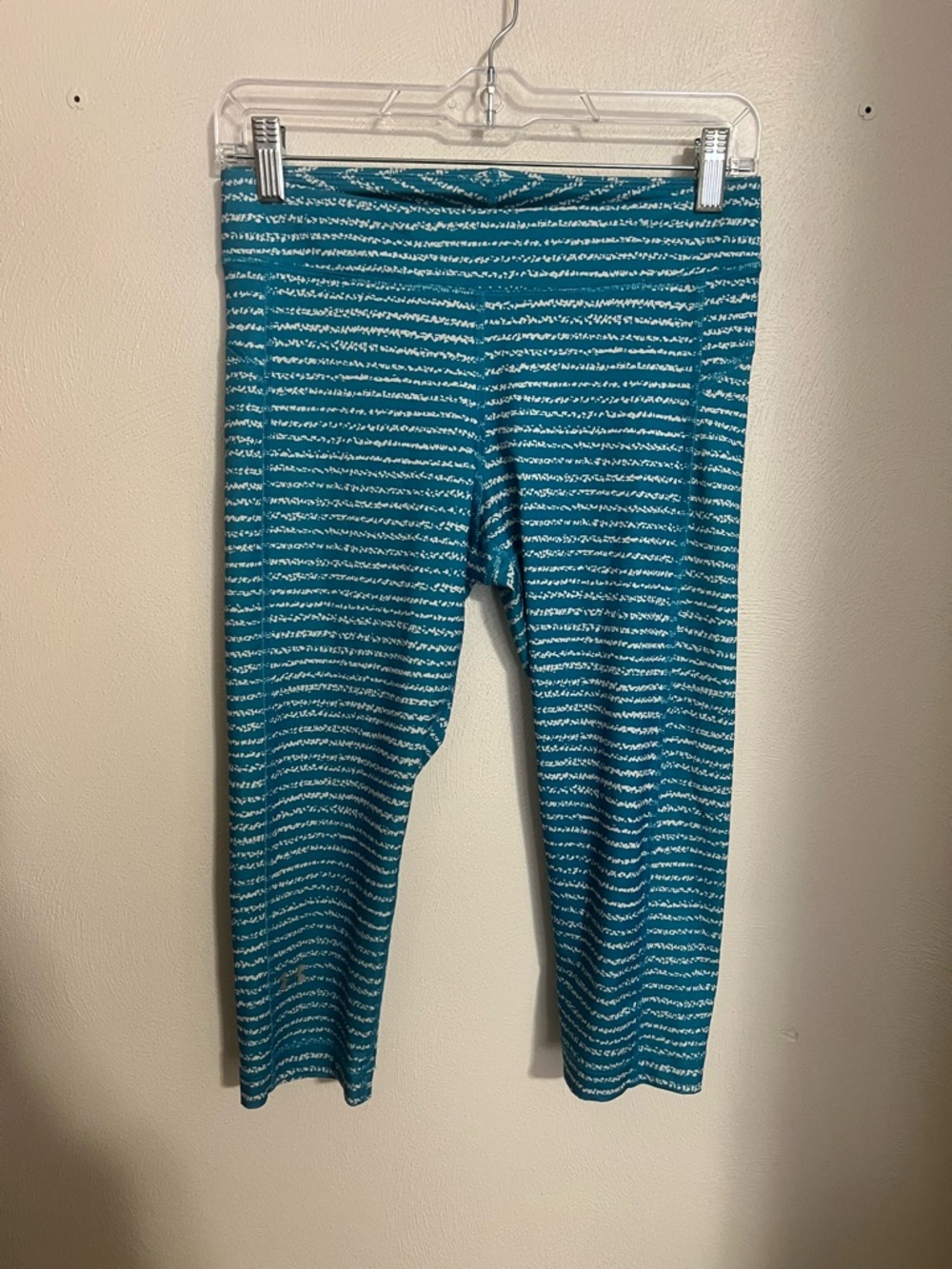UNDER ARMOUR Heat Gear Printed 18 Inch‎ Athletic Capri Leggings Blue White Wms M